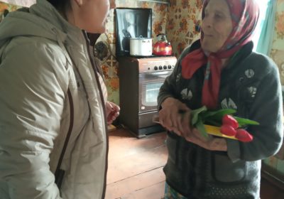 Работники Дома Культуры навестили самую пожилую жительницу с.Вирга Яценко Екатерину Васильевну, которой в этом году исполнилось 100 лет. Поздравили с юбилеем и майскими праздниками.
